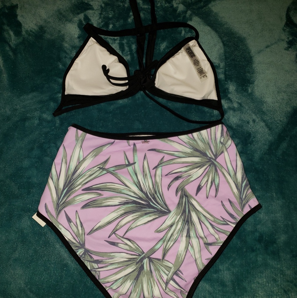 Bikini - Picture 3 of 5